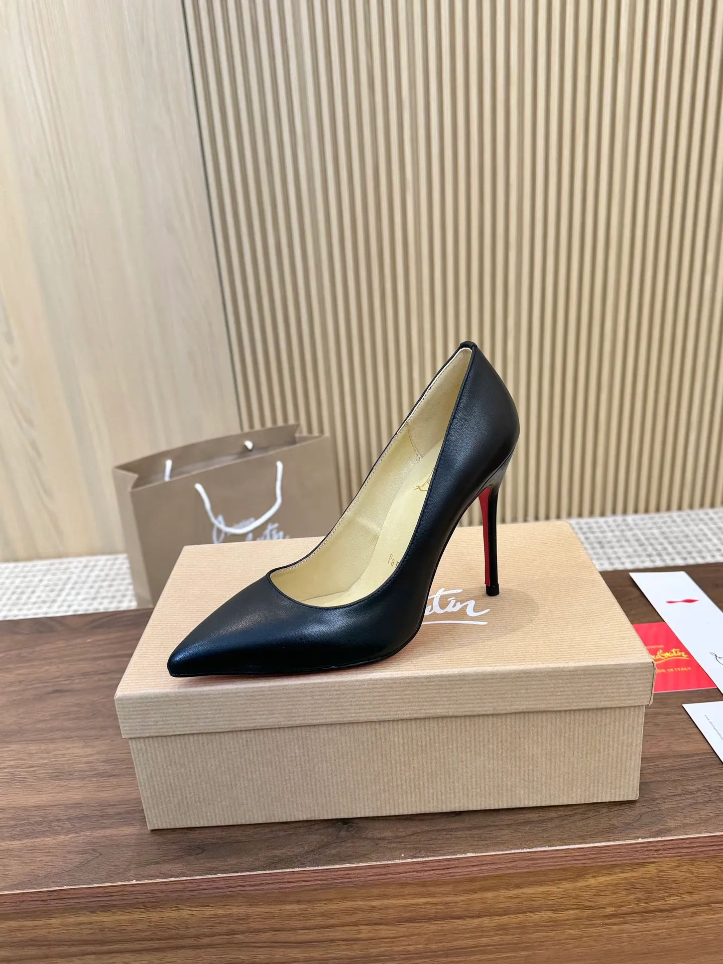 👟👟Ex-factory price 440👟👟 Genuine leather sole +40 Year-round shipment💝Christian Louboutin CL👠 Classic "Matte💎Cow Leather💎Series" noble and luxurious, real blingbling👟👟 Real materials, all customized by the pattern maker, and the materials are made of original customized materials to achieve the taste of the original 6 color options 💍 Upper: Imported 👉 cowhide 💪 Lining: Sheepskin foot pad/lining Size: 34-40.41.42 Heel height: 10.5cm and 8.5cm two options Leather sole Rubber sole
